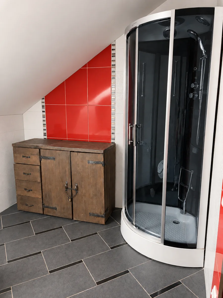 The shower cubicle upstairs